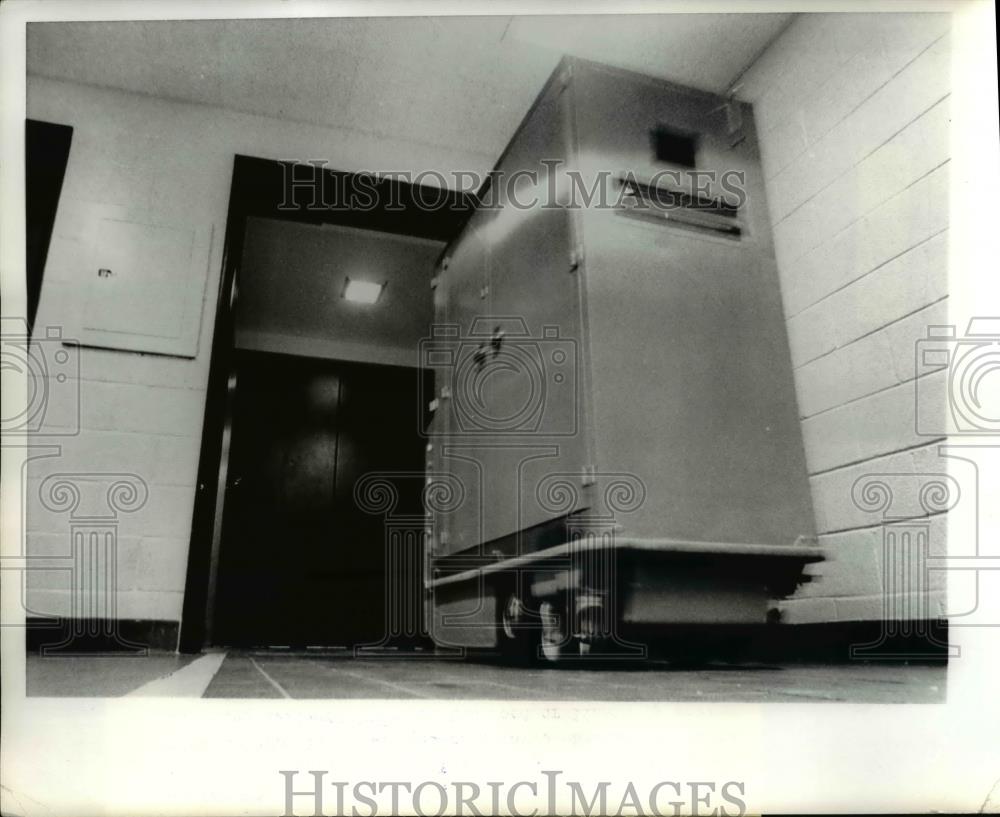 1971 Press Photo Three Wheeled automated car delivers trays of hot food - Historic Images