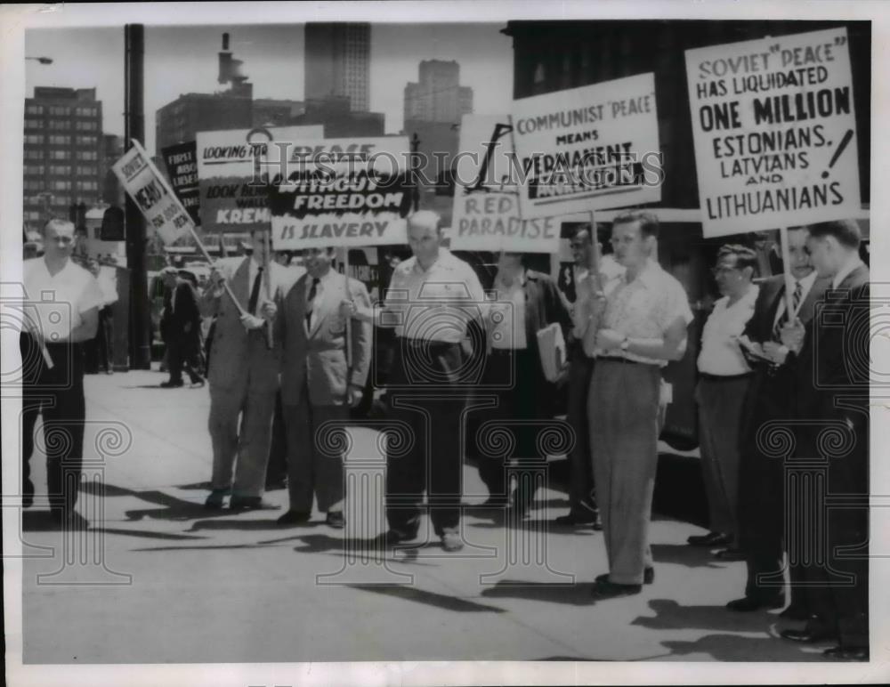 1955 Press Photo Pickets Parade outside North Western Railroad Station, Chicago - Historic Images