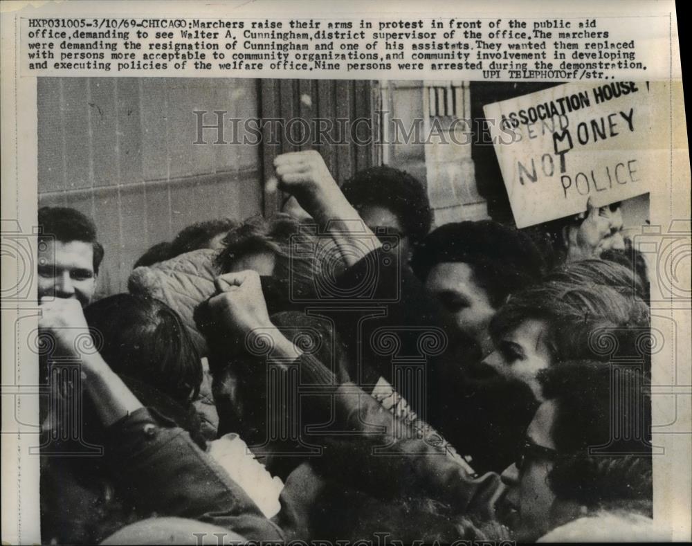 1969 Press Photo Protesters raise their arms in front of a public aid office - Historic Images