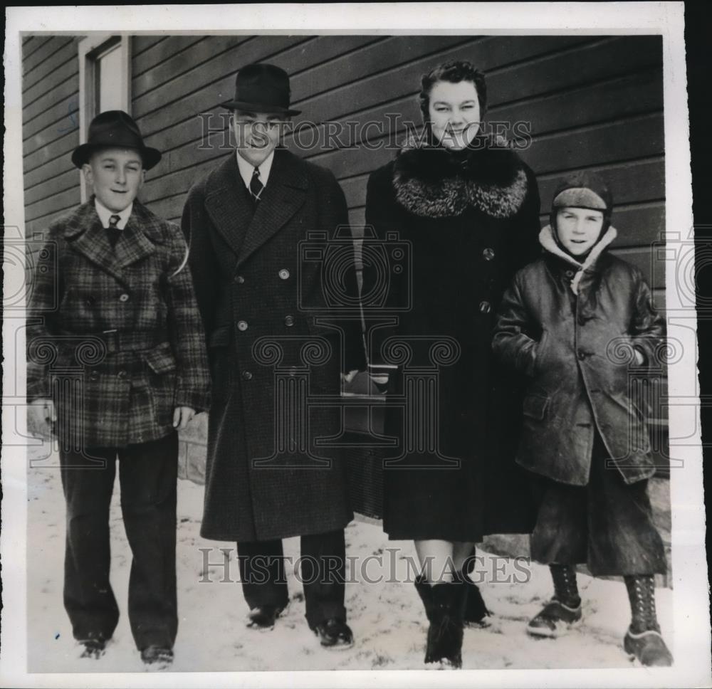 1930 Press Photo Boublaw Waskiewicz&#39;s Family Portrait before tragedy in New York - Historic Images