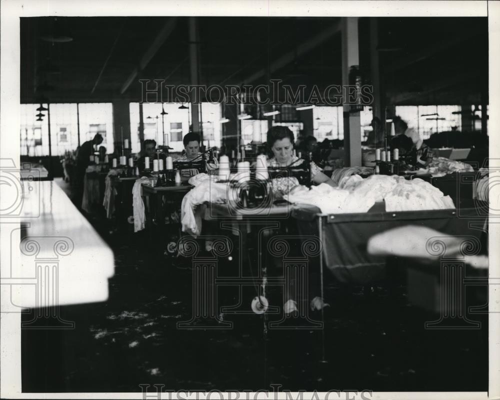 1942 Press Photo View of Reliance Factory Washington Ind with Stitching Machines - Historic Images