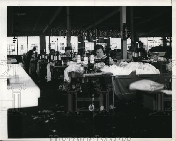 1942 Press Photo View of Reliance Factory Washington Ind with Stitchin ...