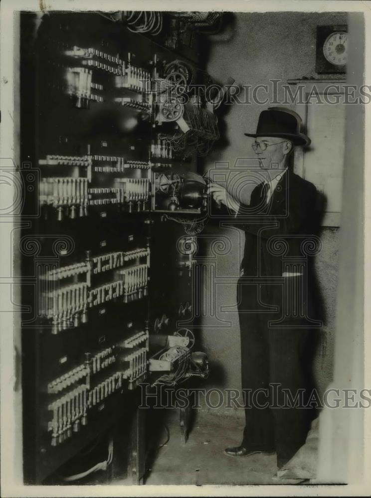 1931 Press Photo RT Dorsey chief of LA Calif traffic signal depot - Historic Images