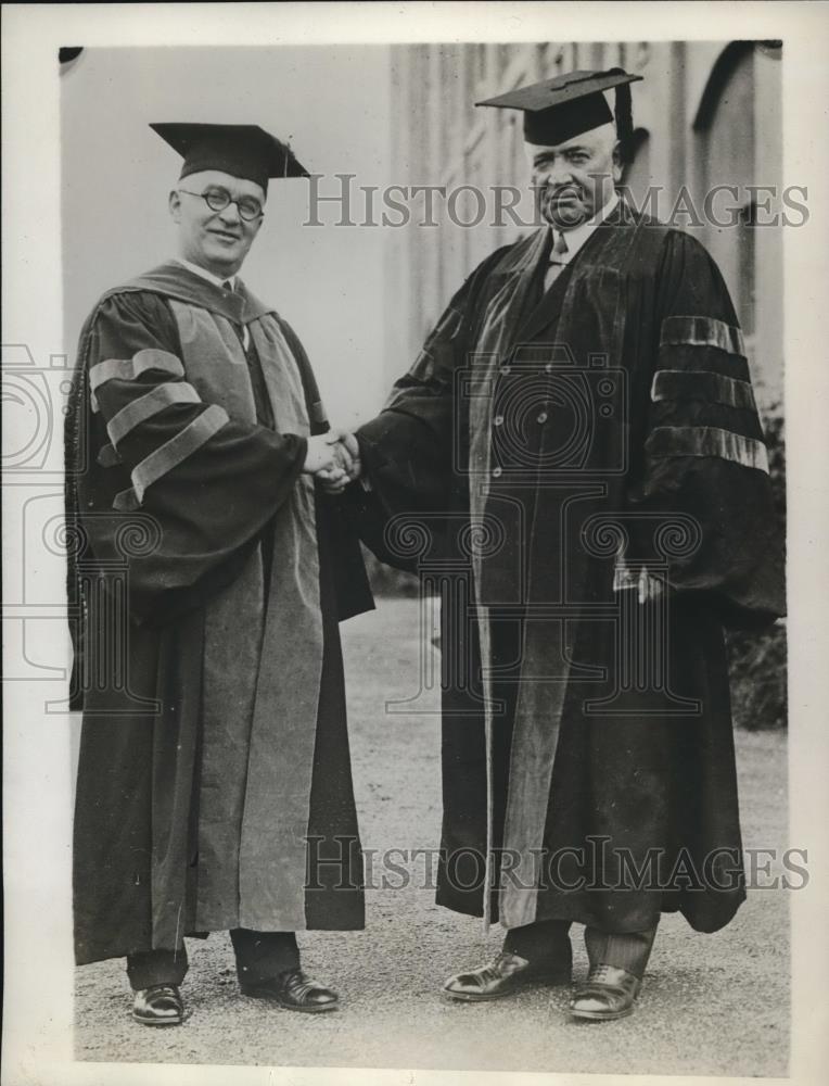 1929 Press Photo Dr. Arnold Bennett Hall shaking hands with Frank O. Lowden - Historic Images