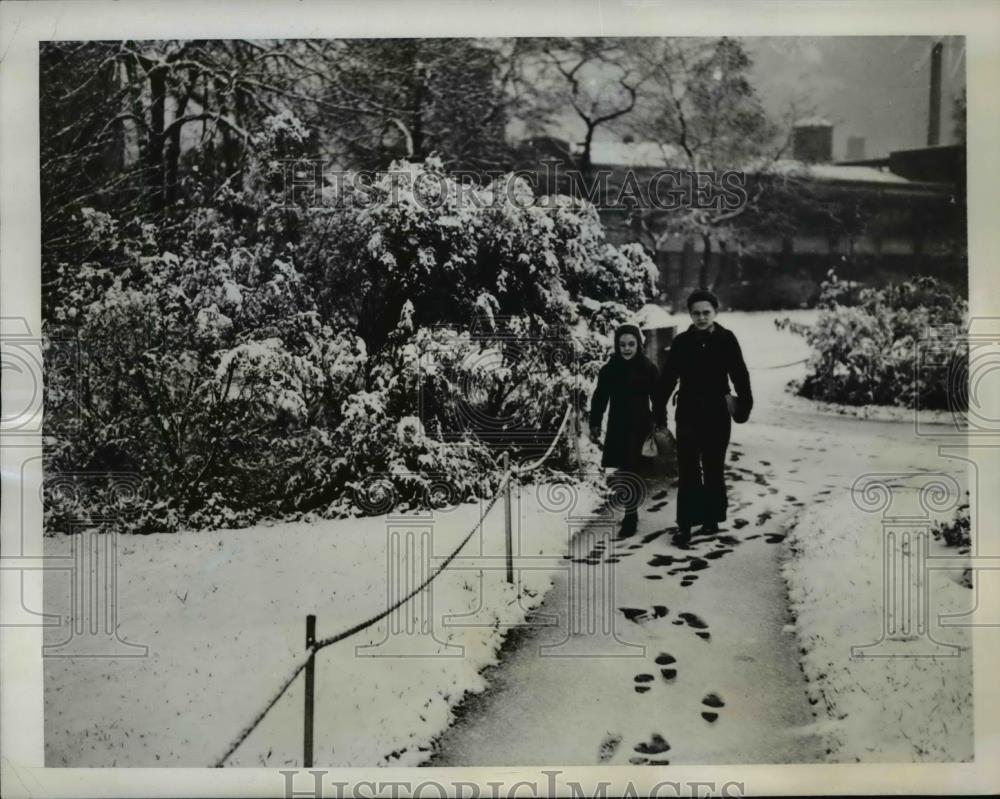 1939 Press Photo Chicago Children walking through park in snow - Historic Images