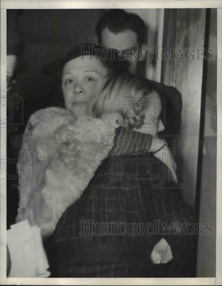 1937 Press Photo Harriet Heydrick shielded by a police Woman - Historic Images