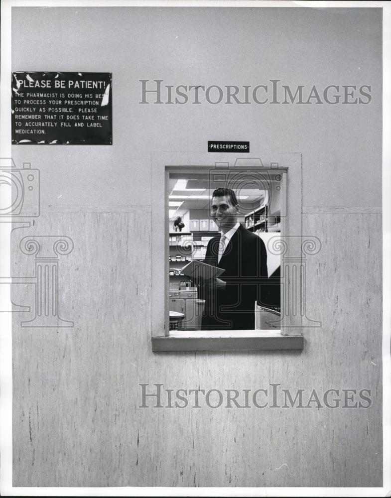 1961 Press Photo Robert Leventhal Standing In Pharmacy Montefiore Hospital Bronx - Historic Images