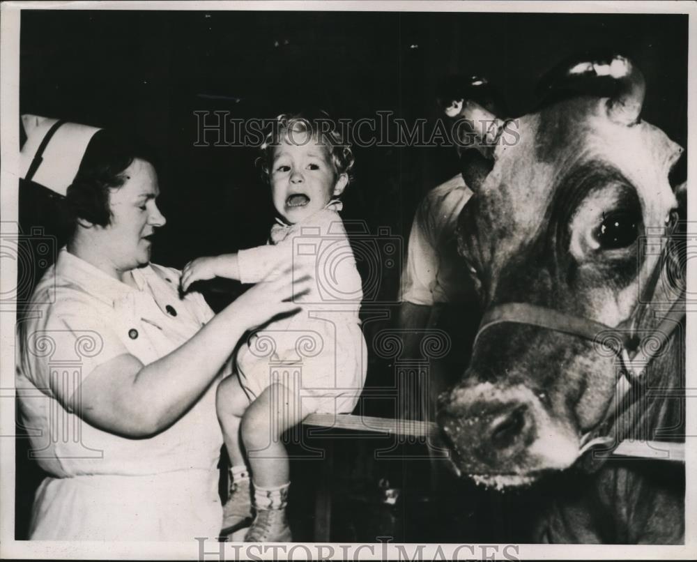 1938 Press Photo Johnny Williams introduced to Sybil Tessie Lorna - Historic Images