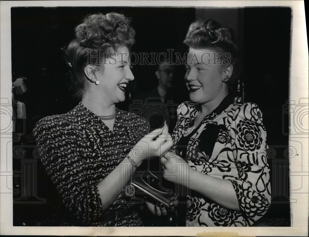 1946 Press Photo Josephine Juder and Jeanne Brennen admitted to stowing away - Historic Images