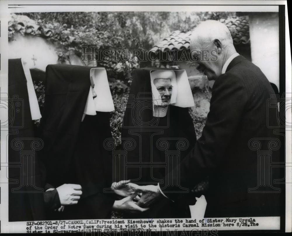 1956 Press Photo President Eisenhower shakes hand with Sister Mary Ursula - Historic Images