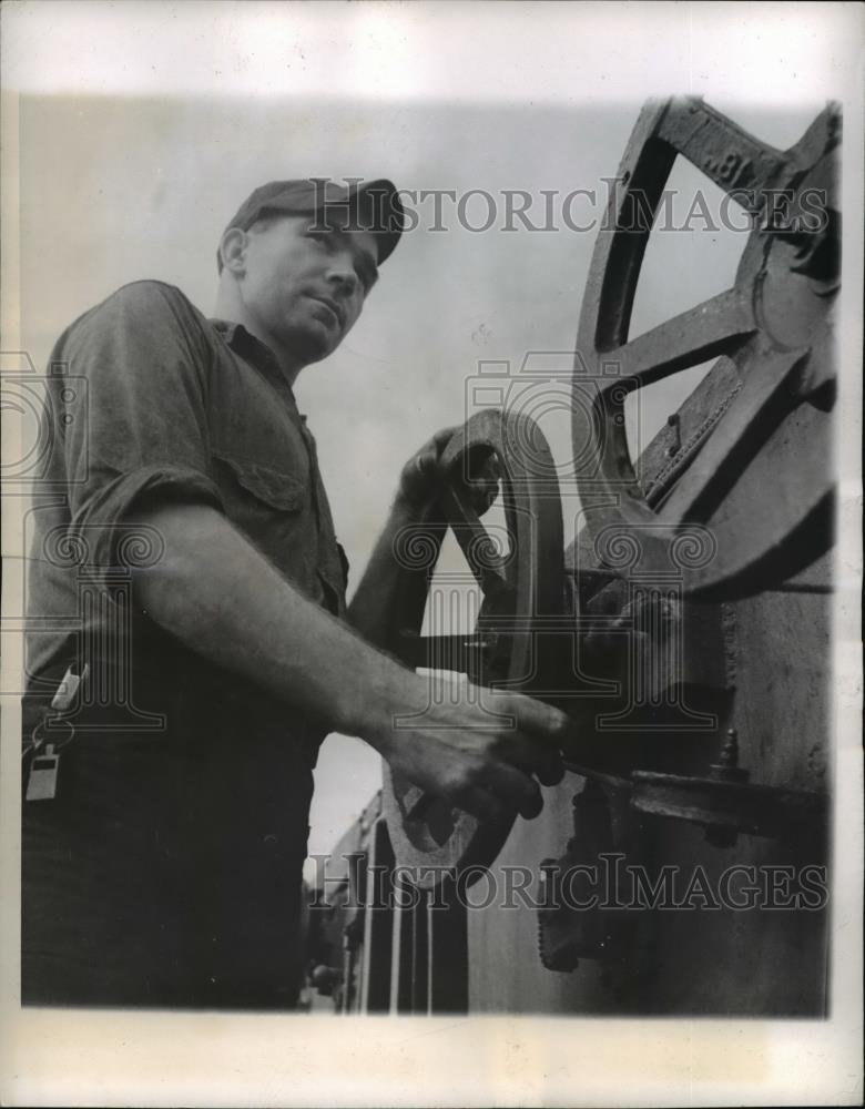 1944 Press Photo Kansas Sailor Louis Thomas Deiter Works Aboard Aircraft Carrier - Historic Images