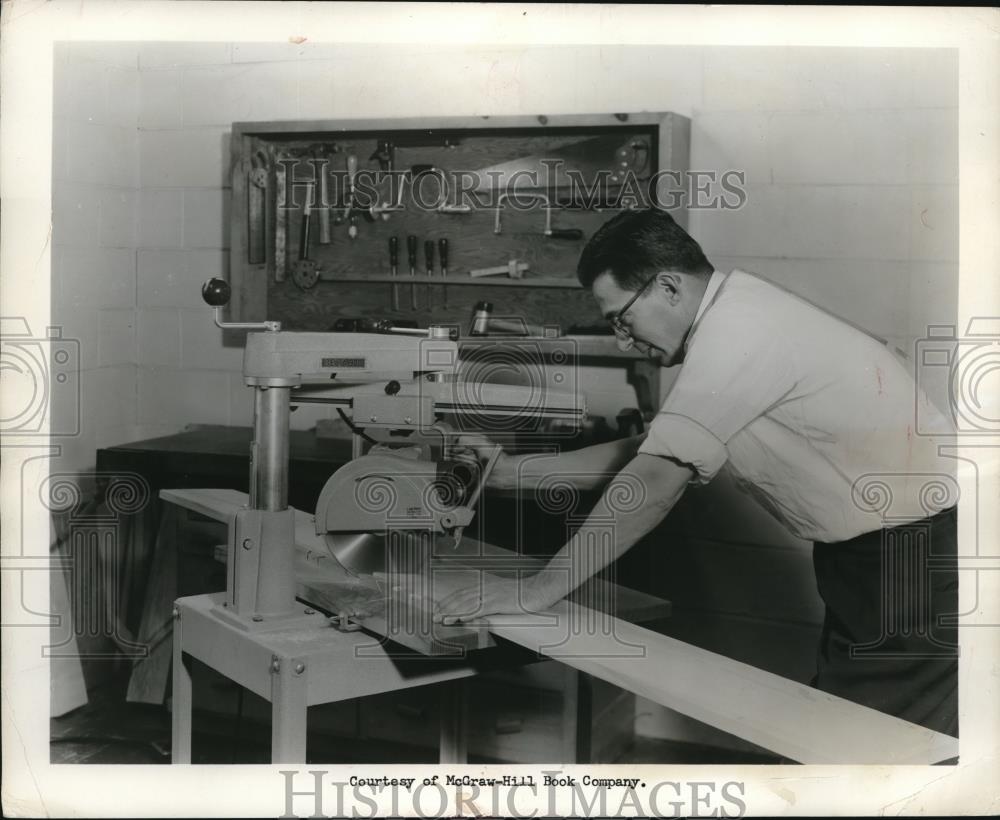 1957 Press Photo A man working with power saw in a workshop - Historic Images