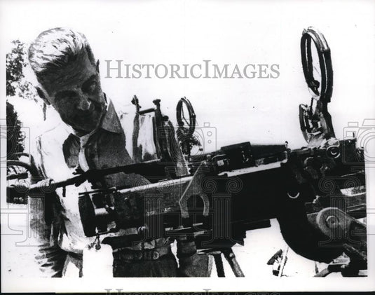 1966 Press Photo Henry Cabot Lodge inspects a 12.4 Chinese anti-aircraft gun - Historic Images