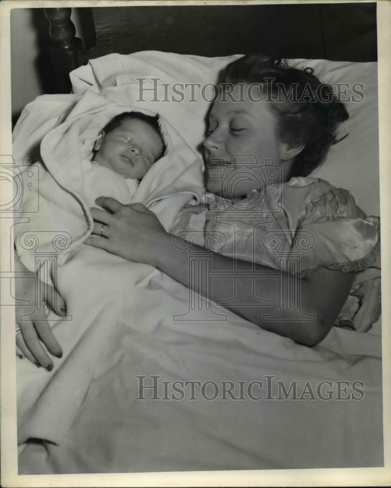 1941 Press Photo Mrs. Jeff Heatlr and Baby - Historic Images