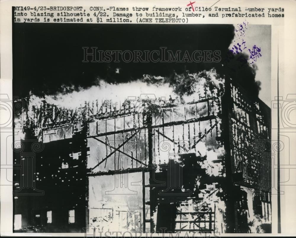 1948 Press Photo The fire at the Cilco terminal Lumber yards - Historic Images