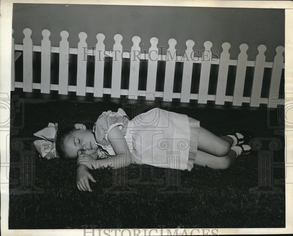 1942 Press Photo Child Resting After Apple Tree Game Is Over - Historic Images