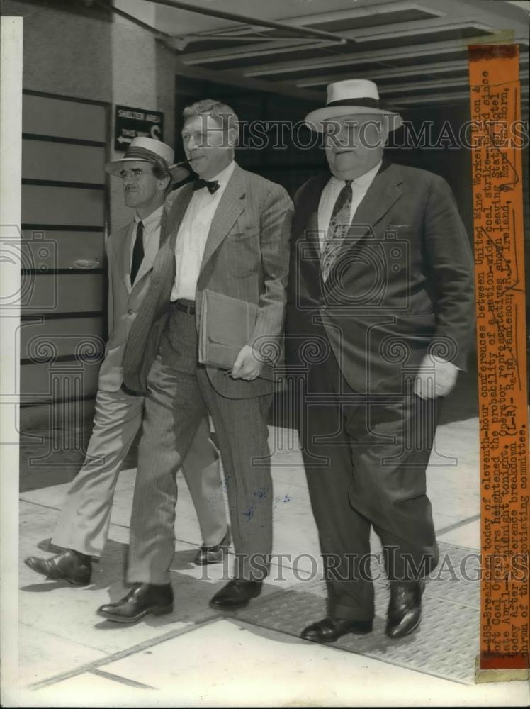 1943 Press Photo Conference Between United Mine Workers Union Leaving Talks - Historic Images