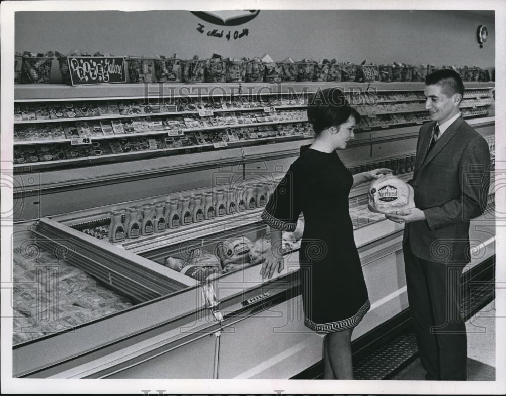 1967 Press Photo Cleveland Pick N Pay grocery Mrs M Ternovan, Wm Reeves - Historic Images