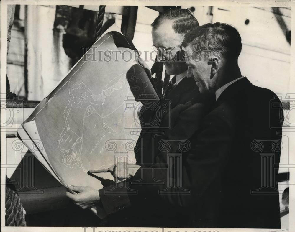 1933 Press Photo Roy R. Noftz, Stephen G. Johnson Look at Pacheca Map - Historic Images