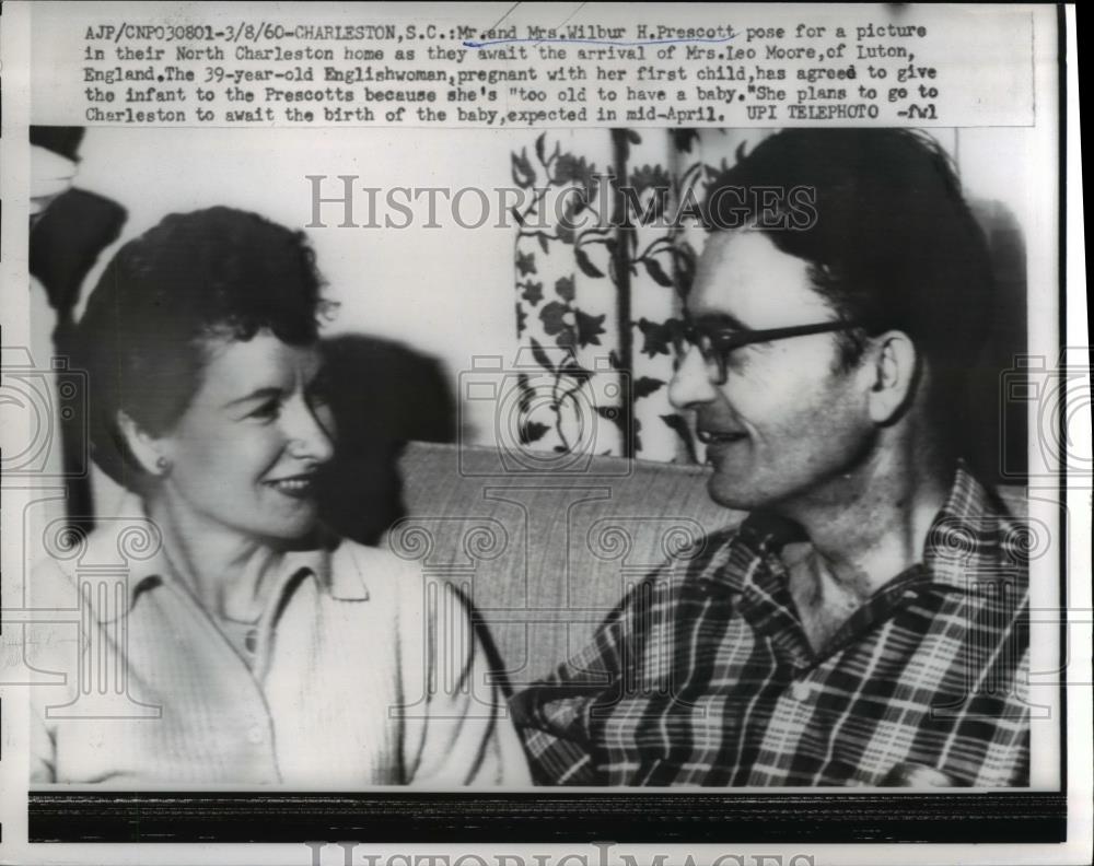 1960 Press Photo Mr. and Mrs. Wilbur H. Prescott Await for Arrival of Mrs. Leo - Historic Images