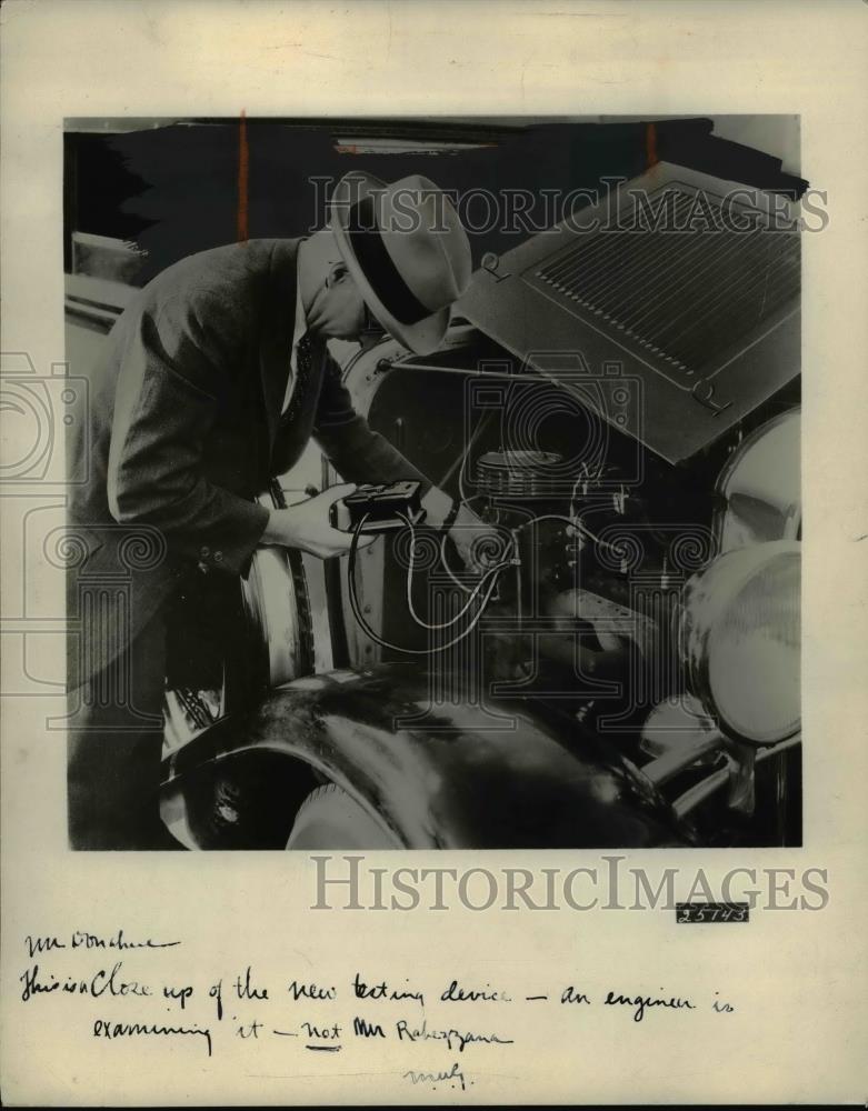 1932 Press Photo Spark Plug Testing Device Invented by Hector Rabazzano - Historic Images