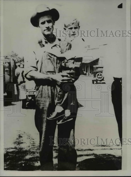 1933 Press Photo Rube Graham at jail in Ava Md for torch murders Mr & Mrs Rider - Historic Images