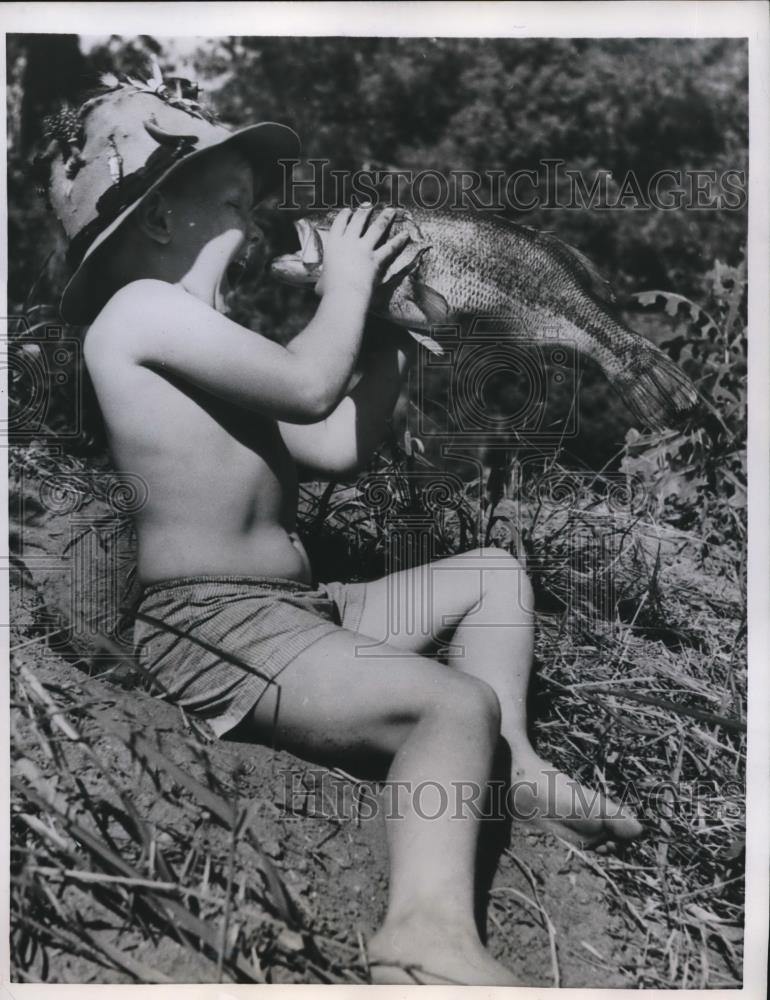 1958 Press Photo Gibbo Brush Age 5 Caught Large Mouth Bass Weighing Over 4 lbs - Historic Images