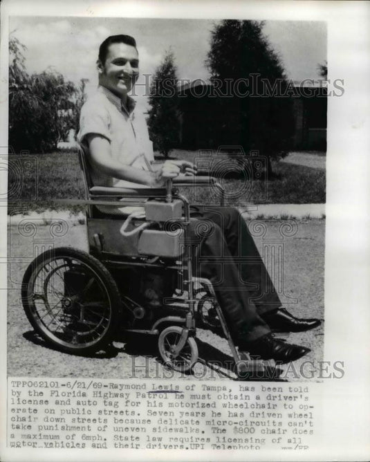 1969 Press Photo Raymond Lewis Informed he must obtain Drivers License - Historic Images
