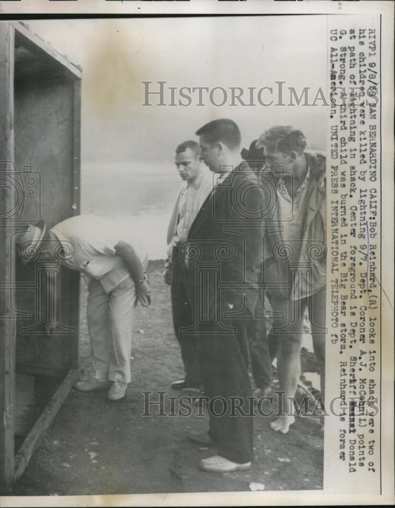 1958 Press Photo Bob Reinhard after two of her kids were killed by the lighting - Historic Images