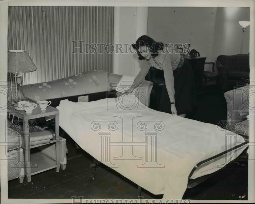 1941 Press Photo Woman Demonstrates Twin Love Seat Converting to Twin Beds - Historic Images