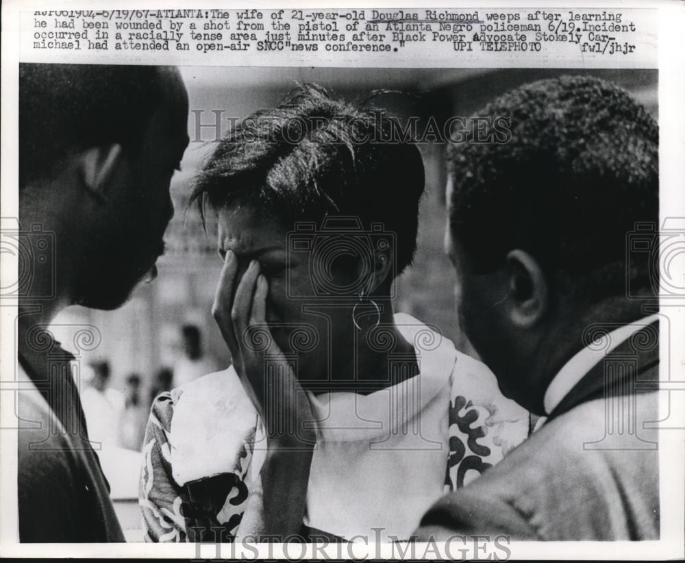 1967 Press Photo Wife Of Douglas Richmond Weeps After Hearing He Was Shot - Historic Images