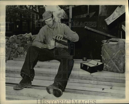 1946 Press Photo Grasile drinks water from paper cup after strike - Historic Images