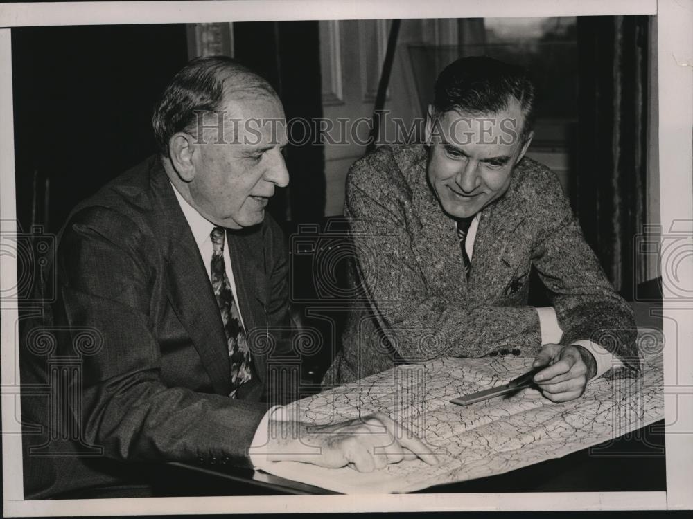 1939 Press Photo Sen. George L. Radcliffe and Sen Homer T. Bone look over map - Historic Images