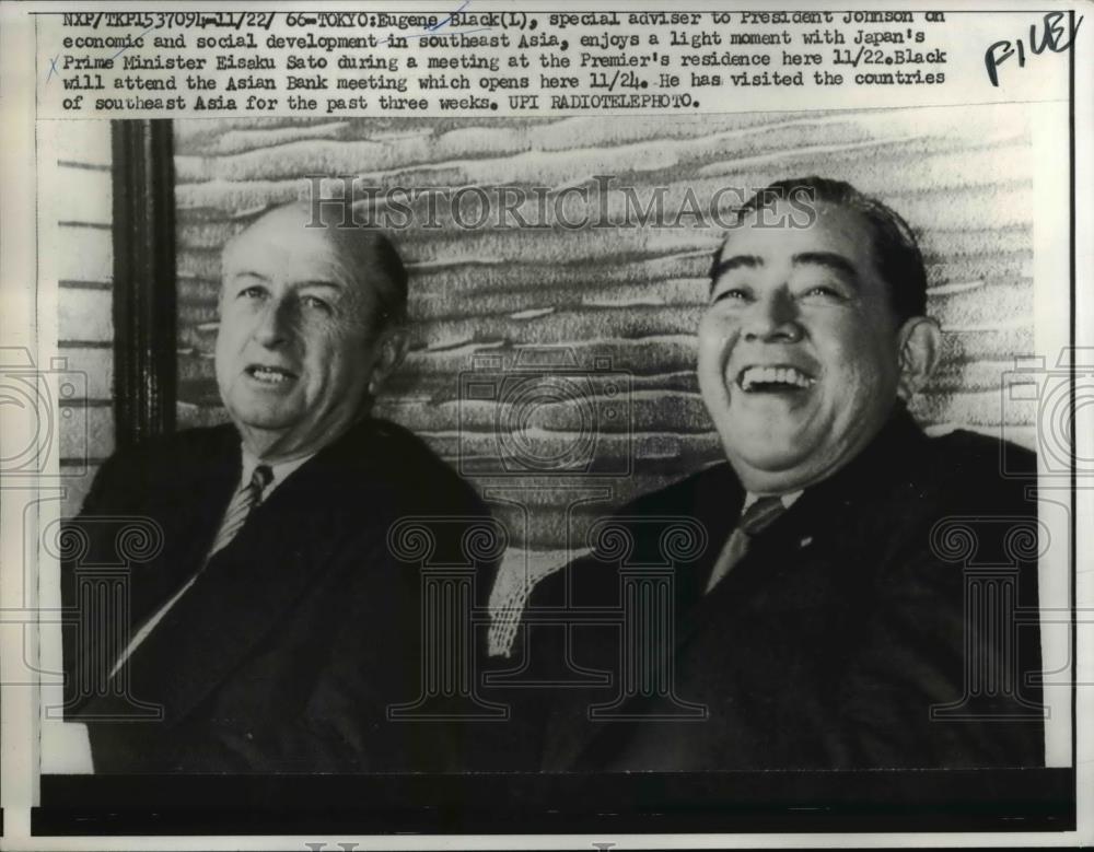 1966 Press Photo Pres. Johnson&#39;s adviser, Eugen Black &amp; Japan Min. Eisaku Sato - Historic Images