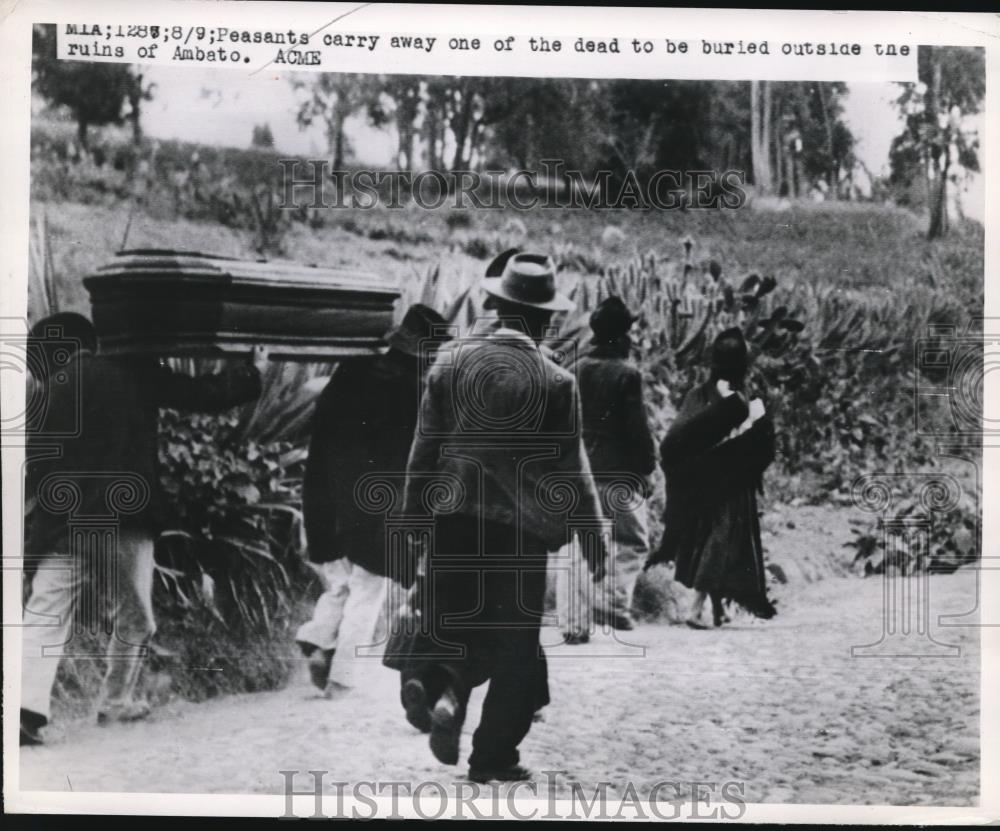 1949 Press Photo The dead bodies from the ruins of Ambato - Historic Images