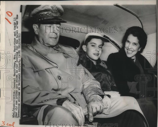 1961 Press Photo Gen MacArthur Mrs Douglas MacArthur and Son Arthur As Parade - Historic Images