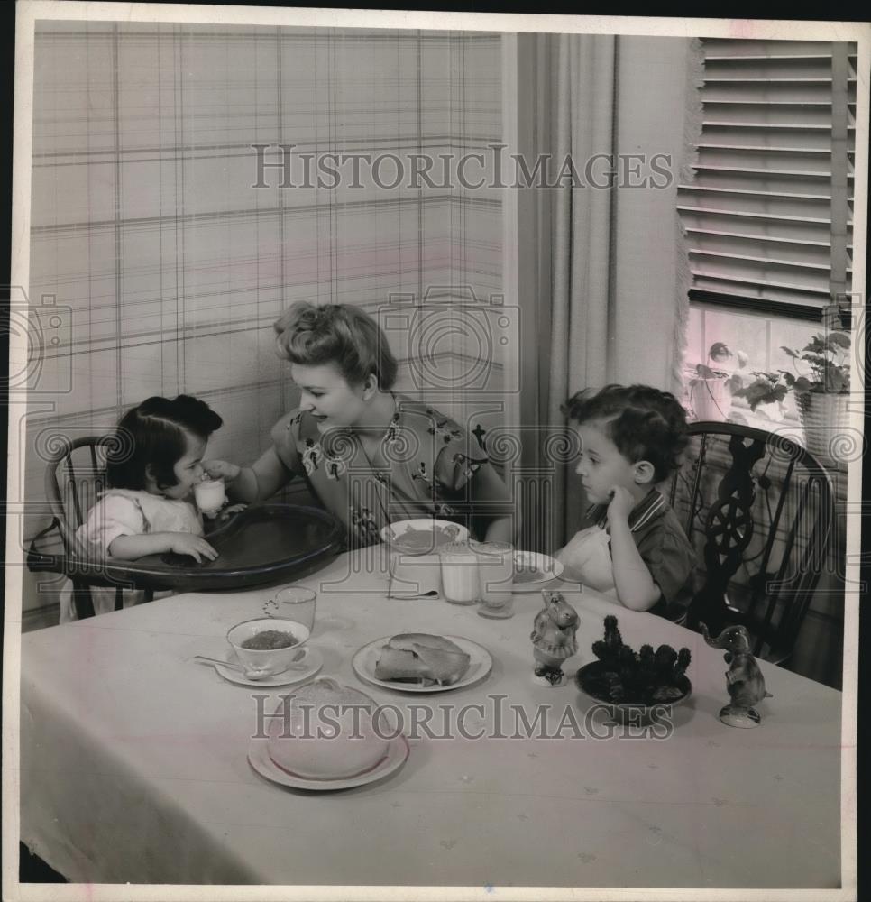 1945 Press Photo Housewife Feeds Children Breakfast at Kitchen Table - Historic Images