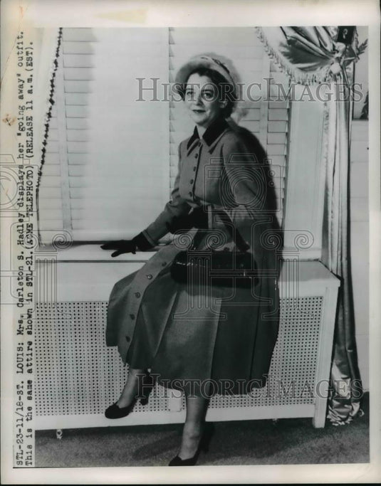 1949 Press Photo Mrs Carleton S Hadley displays "going away" outfit, St. Louis - Historic Images