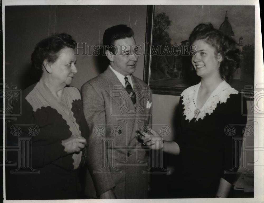 1944 Press Photo Aurelia Christea, Miss Harriet Elliot and Ted. R. Division - Historic Images