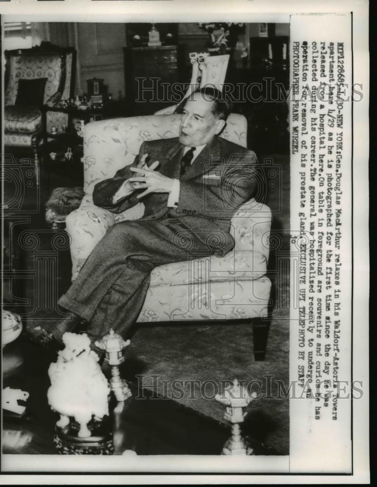 1950 Press Photo Gen Doug MacArthur Waldorf Astoria Towers Apartment - Historic Images