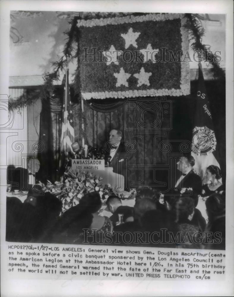 1955 Press Photo Gen. Douglas MacArthur speaks before civic banquet - Historic Images