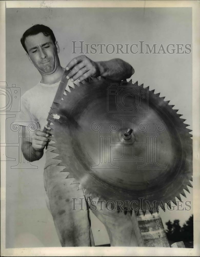 1943 Press Photo Giant saw blade for a sawmill being sharpened - Historic Images