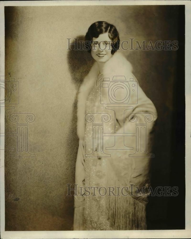 1929 Press Photo Elizabeth Barber is wearing her white beaded gown - Historic Images