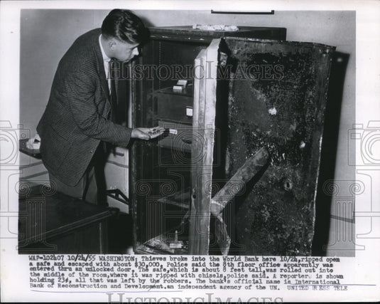 1955 Press Photo Wash DC World Bank safe that was robbed of $30,000 - Historic Images