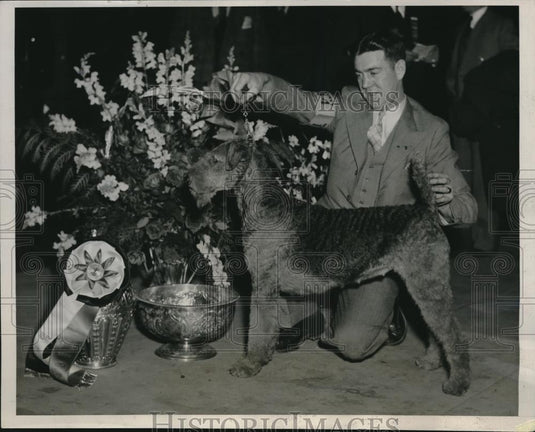 1937 Press Photo Tom Gately with princess at 21st annual all breed show in Ohio - Historic Images