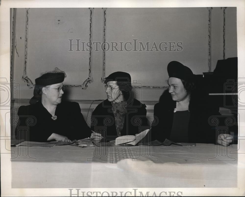 1939 Press Photo Mrs. Clara Schindler, Mrs. Madelon de Loney and Mrs. Sokoloff - Historic Images