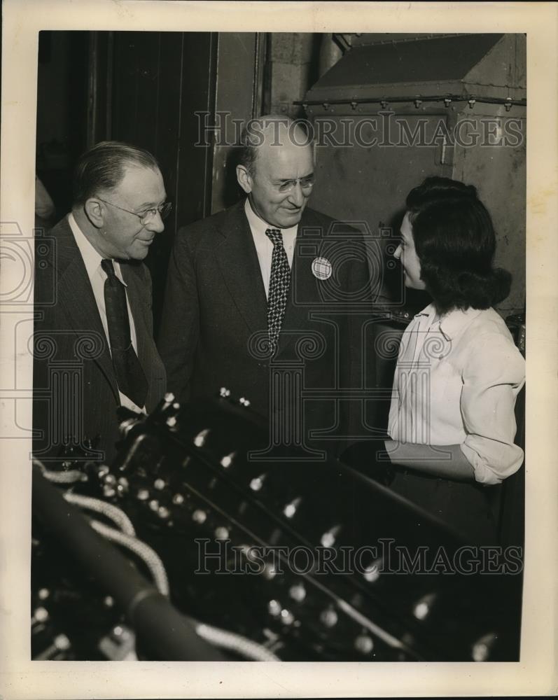 1943 Press Photo Treasury Secretary Henry C. Morgenthau Jr, Charlotte Sendacki - Historic Images