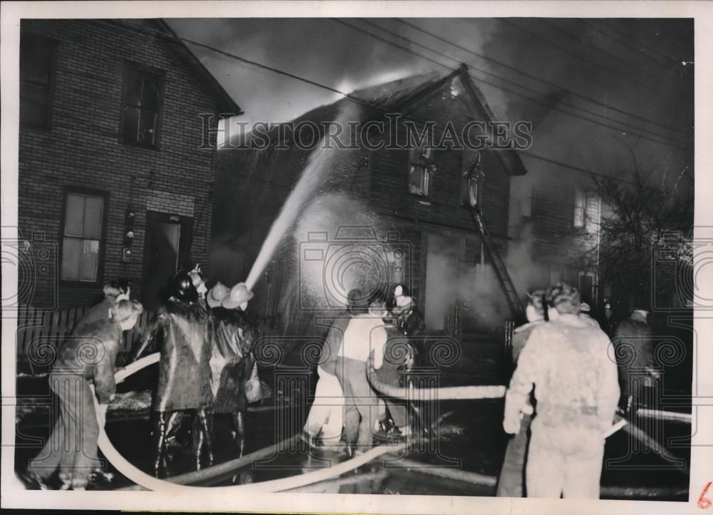 1952 Press Photo The firemen fights the fire at wooden frame houses - Historic Images