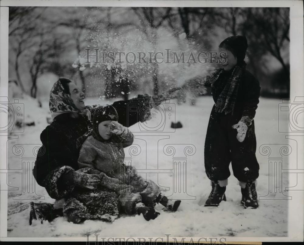 1945 Press Photo Mrs. Louis Feinberg frolicking in snow - Historic Images
