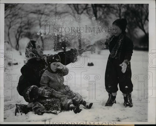 1945 Press Photo Mrs. Louis Feinberg frolicking in snow - Historic Images
